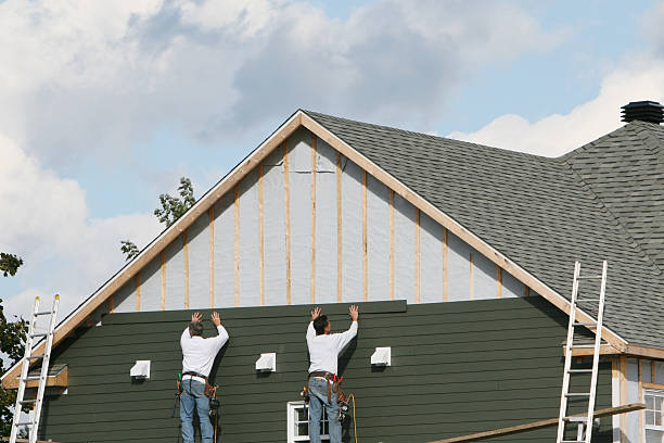 Professional Siding Contractor technician working in Lake Zurich, IL
